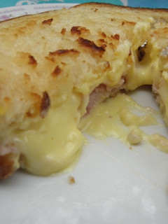 Una foto de Sandwich tostado de jamón y queso cremoso