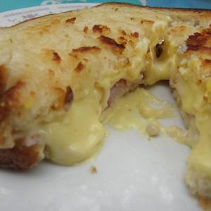 Sandwich tostado de jamón y queso cremoso