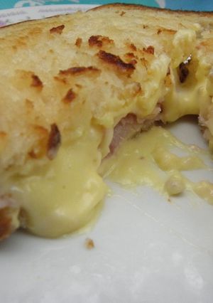 Una foto de Sandwich tostado de jamón y queso cremoso