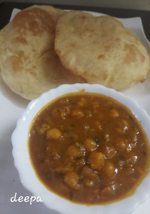 A picture of Cholle bhature.