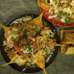 A picture of Palak patta and bread chaat.