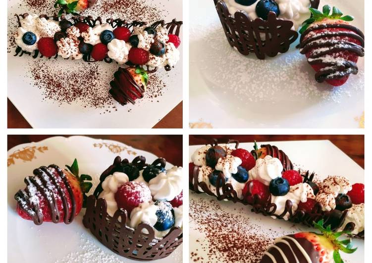 Steps to Make Fatto in casa Cestini di cioccolato con panna,fragole e frutti di bosco