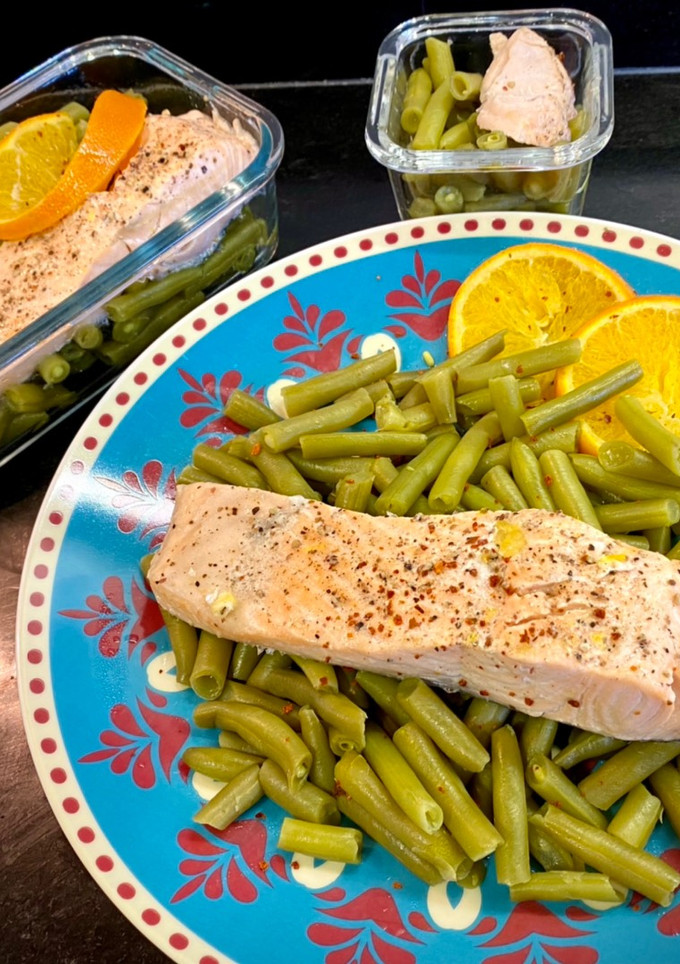 Una foto de Salmón al vapor con naranja y judías verdes