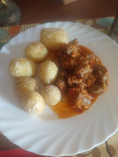 Una foto de Carne en salsa con papas arrugadas