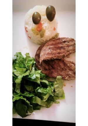 Una foto de Arroz con hamburguesa