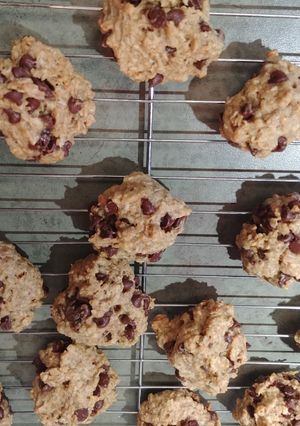 A picture of Peanut Butter Oatmeal Cookies.