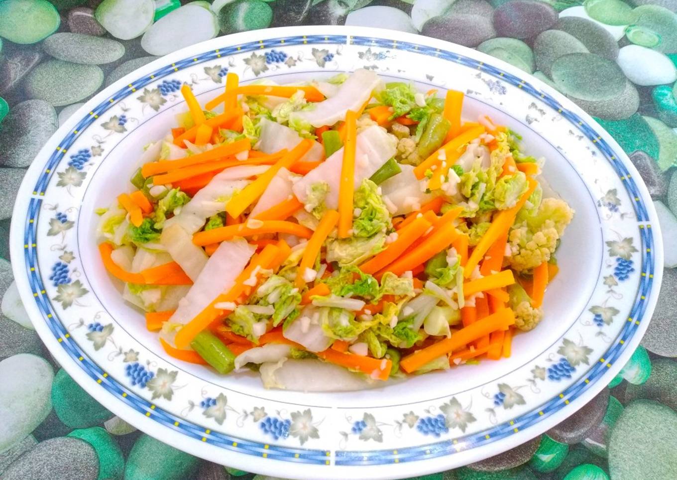 Stir fry garlic vegetables
