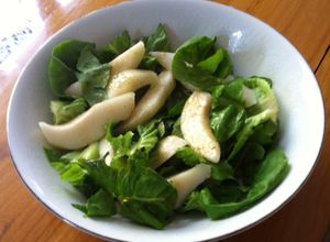 Una foto de Ensalada de lechuga y pera