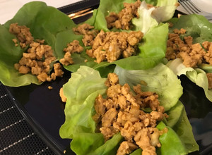 Una foto de Tacos de lechuga con pollo asiático