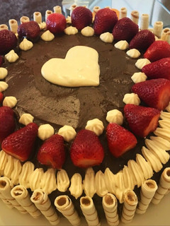 Una foto de Torta cumpleaños súper fácil de chocolate, frutillas y chantillí