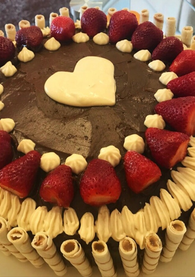 Una foto de Torta cumpleaños súper fácil de chocolate, frutillas y chantillí