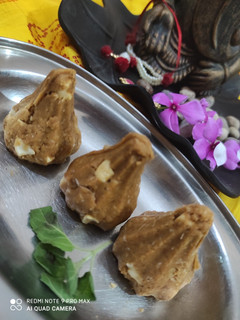 इंस्टेंट चना सत्तू मोदक (Instant chana sattu modak recipe in Hindi) रेसिपी मुख्य फोटो