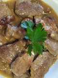 Solomillo ibérico de cerdo. Al vino dulce con dátiles y piñones