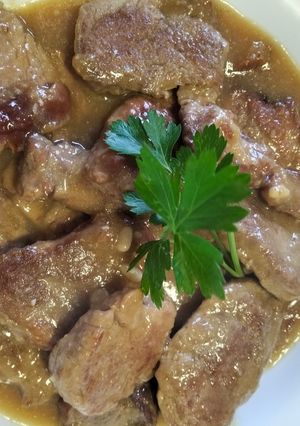 Foto principal de Solomillo ibérico de cerdo. Al vino dulce con dátiles y piñones