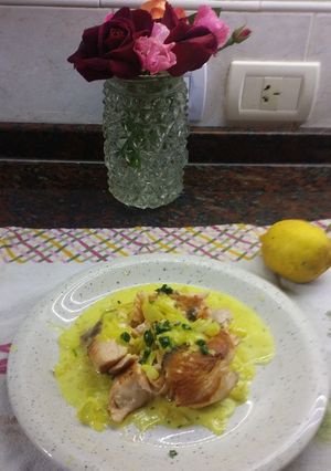 Una foto de Salmón con salsa de azafrán