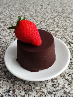 Una foto de Semifrío de chocolate con fresas