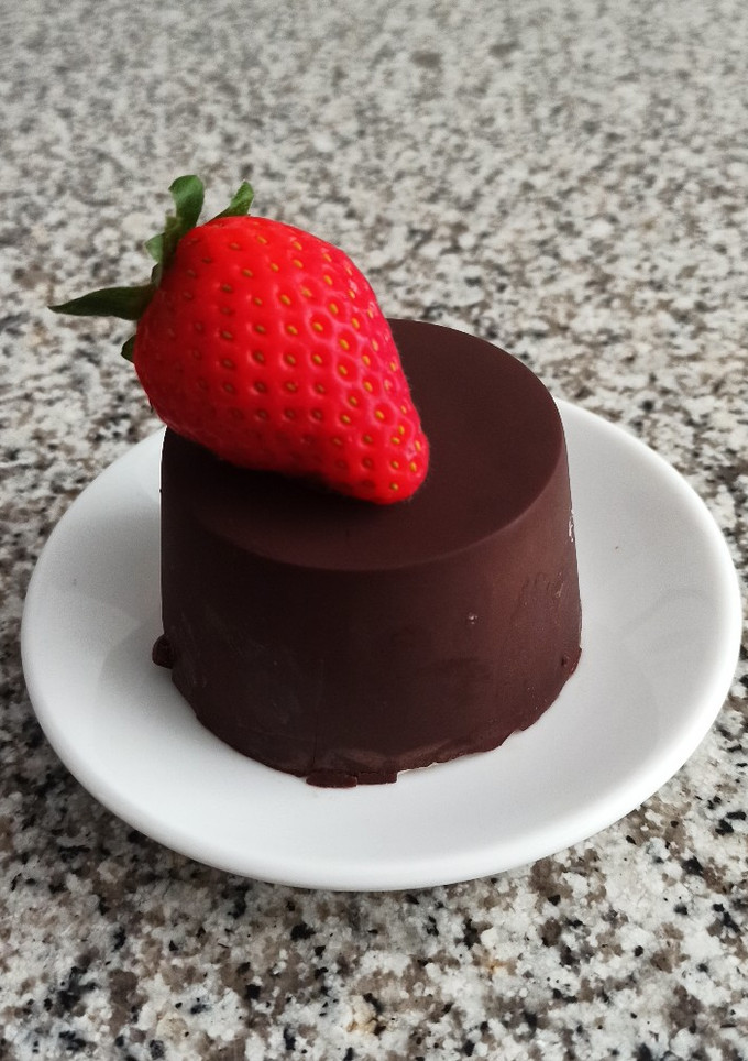 Una foto de Semifrío de chocolate con fresas