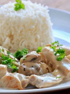 Una foto de Pechuga de pollo de corral con puerros a la crema