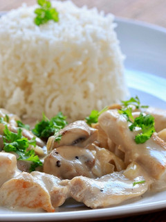 Una foto de Pechuga de pollo de corral con puerros a la crema