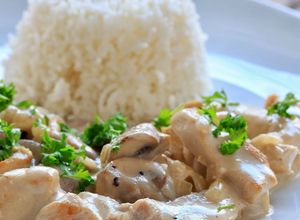 Foto principal de Pechuga de pollo de corral con puerros a la crema