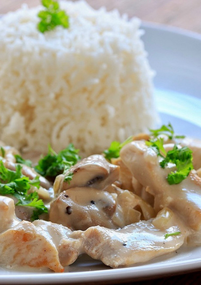 Una foto de Pechuga de pollo de corral con puerros a la crema