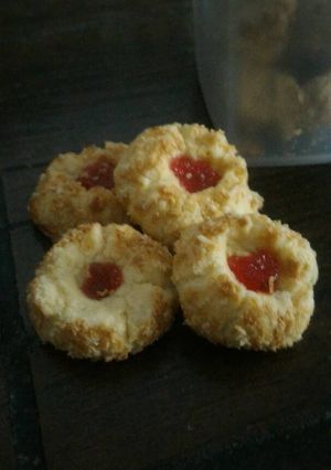Foto resep Crunchy Strawberry Cheese Thumbprint Cookies