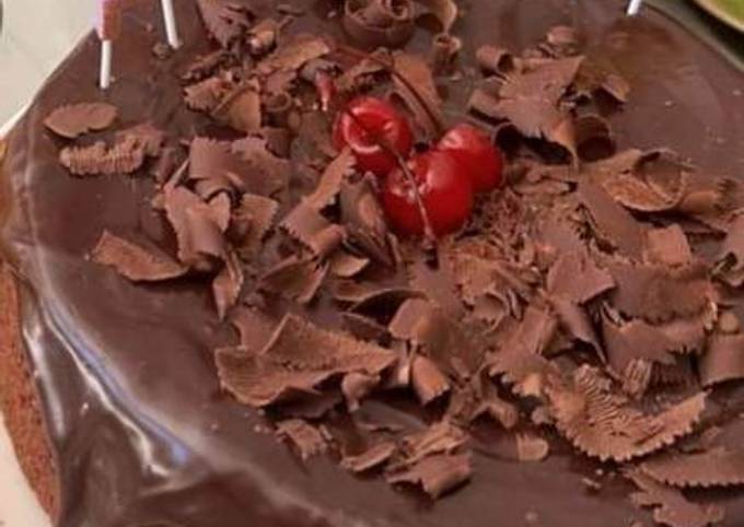 Bolo de aniversário de chocolate - Receita - SAPO Lifestyle