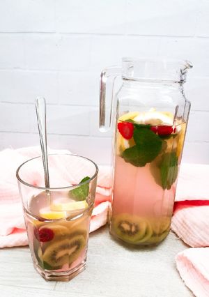 Gyümölcsös limonádé, epres, mentás jégkockával recept fotója