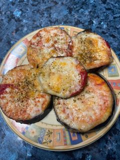Una foto de Berenjenas con tomate y queso en freidora de aire