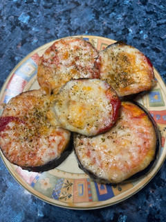 Una foto de Berenjenas con tomate y queso en freidora de aire