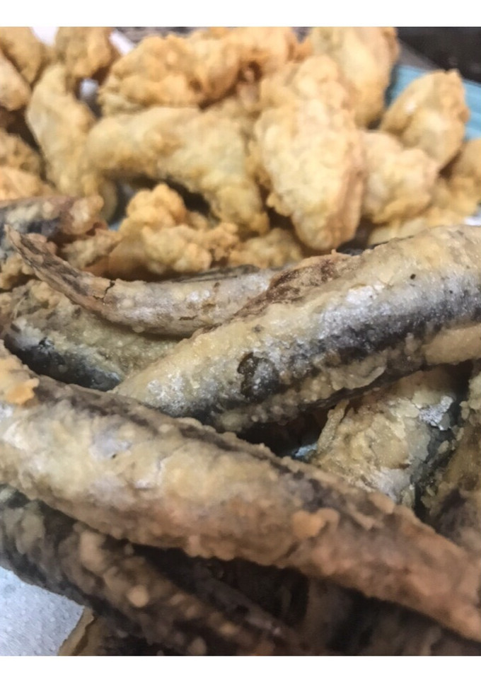 Una foto de Brótola y boquerones fritos 👩🏻‍🍳