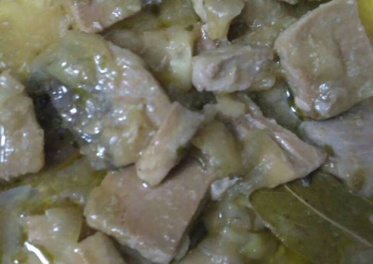 Atún encebollado