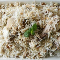 A picture of White mayonnaise chicken biryani.