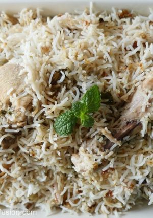 A picture of White mayonnaise chicken biryani.