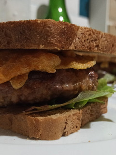 Una foto de Hamburguesa rellena de queso