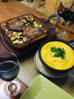 Una foto de Carne al horno con verduras salteadas y puré de zapallo