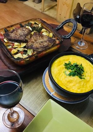 Una foto de Carne al horno con verduras salteadas y puré de zapallo