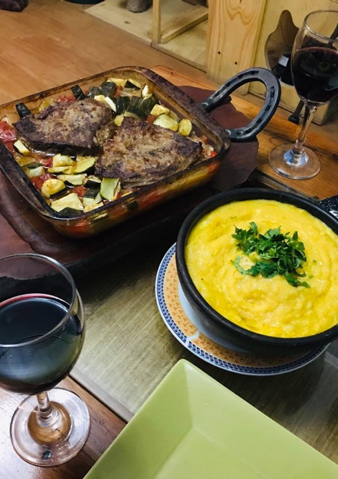 Una foto de Carne al horno con verduras salteadas y puré de zapallo