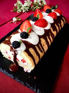 Una foto de Brazo de reina con fresas y crema Mascarpone