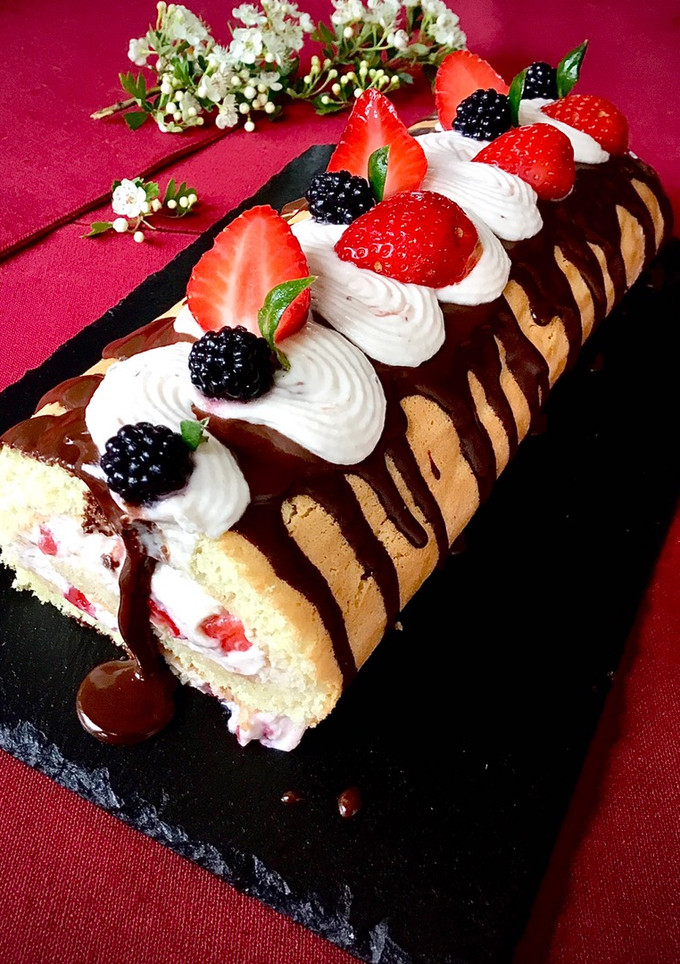 Una foto de Brazo de reina con fresas y crema Mascarpone