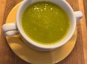 Una foto de sopa de verduras