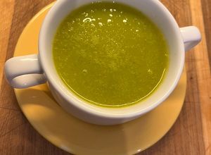 Una foto de Sopa de zapallito italiano y zanahoria. Sopera eléctrica