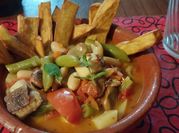 Una foto de chaucha en salsa de tomate