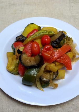 Una foto de Salteado de Zucchini, Zapallitos y Berenjenas
