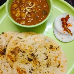 A picture of Chole Kulche.