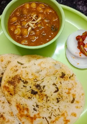 A picture of Chole Kulche.