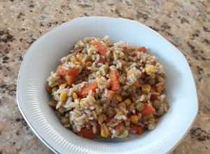 Una foto de Arroz con verduras y perfume oriental
