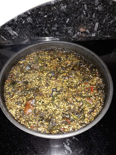 Una foto de Arroz integral con latas y sofrito de verduras con setas