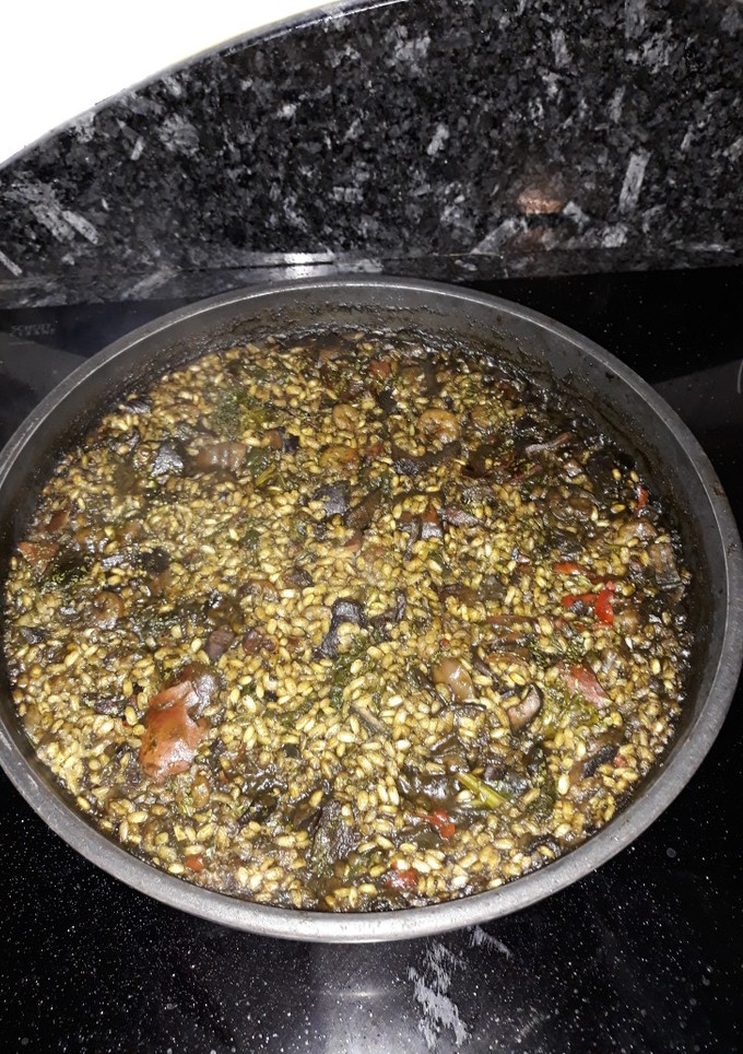 Una foto de Arroz integral con latas y sofrito de verduras con setas