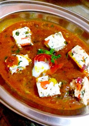 A picture of Rainbow paneer curry.